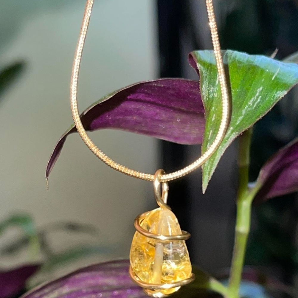 Elegant Gold Necklace with Citrine Pendant